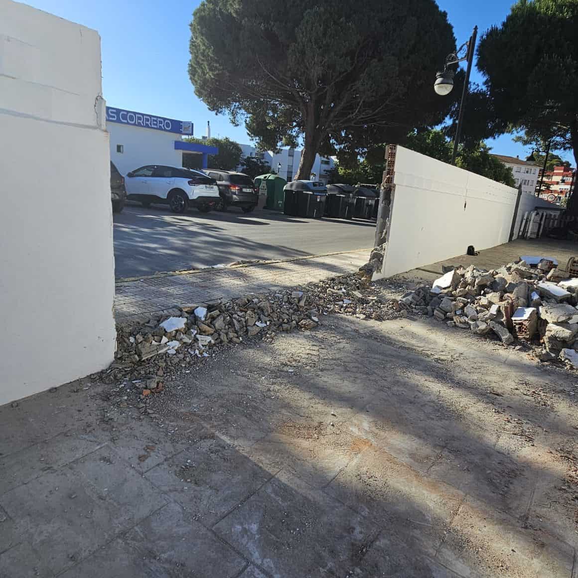 Demolición del muro de acceso en la ampliación de la guardería municipal de Los Barrios (Cádiz)