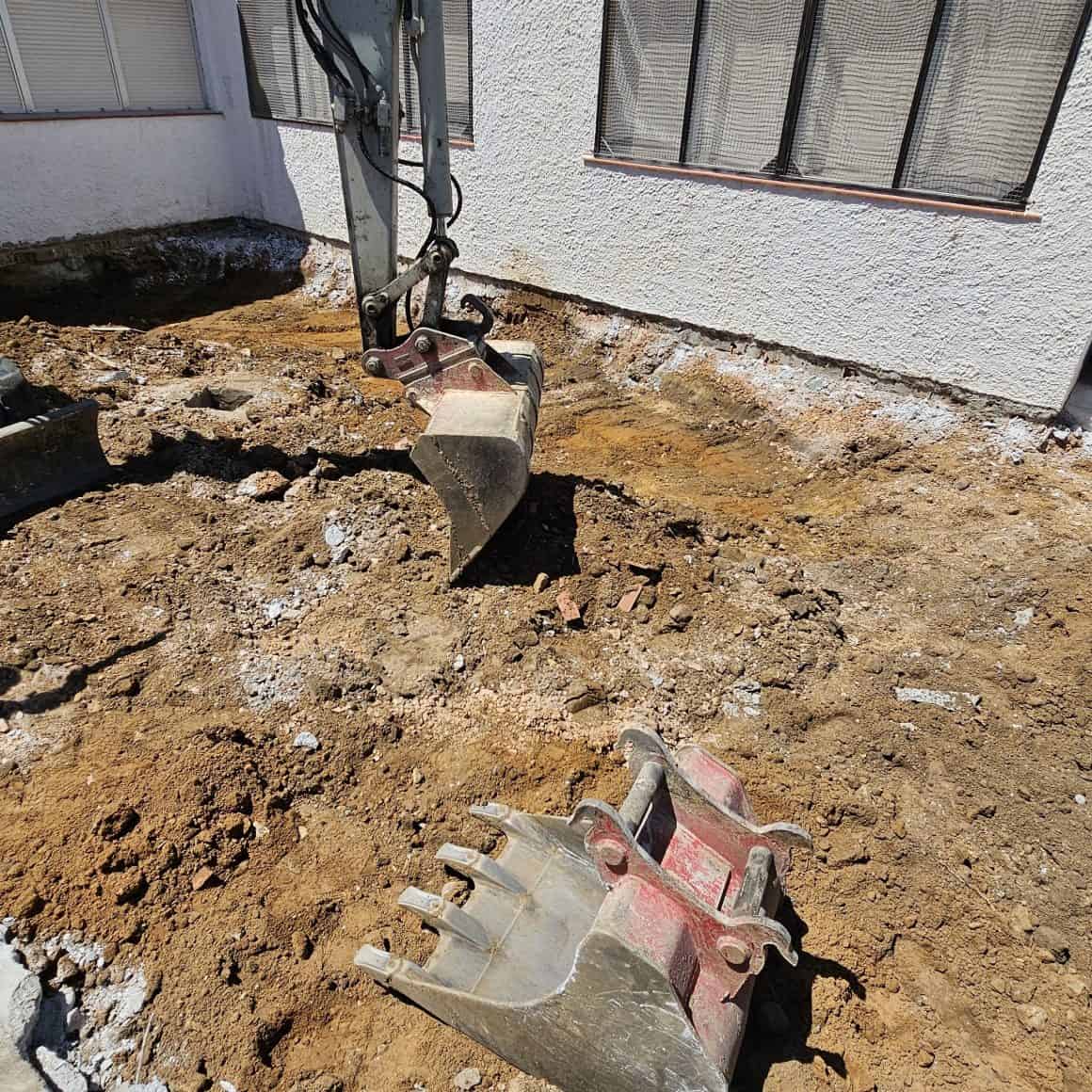 Demolición del muro de acceso en la ampliación de la guardería municipal de Los Barrios (Cádiz)