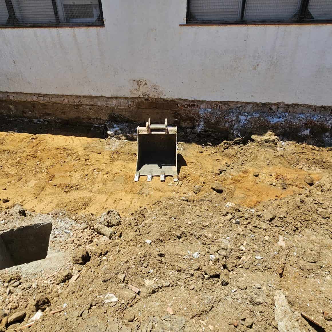 Movimiento de tierras en la obra de ampliación de la guardería municipal de Los Barrios (Cádiz)